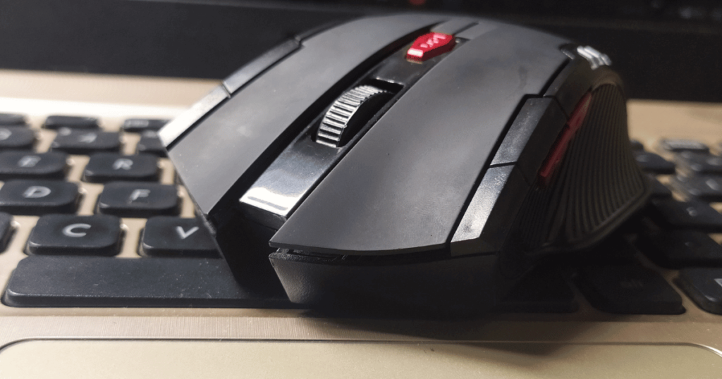 Black mouse with several side buttons